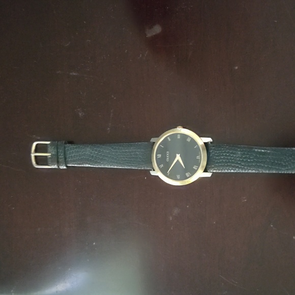 Gucci Wristwatch Model 2200M - Picture 2 of 3